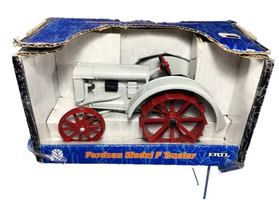 Ertl, Fordson Model F Tractor, 1/16 Die-Cast Metal, #13573, Neu in OVP, 2001 - Bild 1 von 4