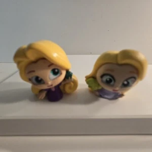 Juego de 2 figuras de juguete enredadas de la princesa Rapunzel de Disney Doorables - Imagen 1 de 3