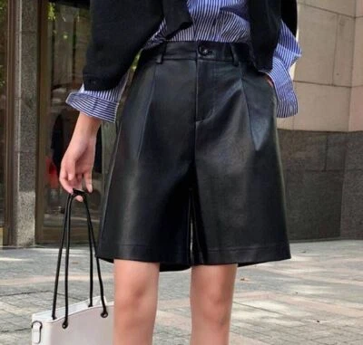 Bermudas modernas de piel de cordero real de cuero negro para mujer vacaciones club noche Foto 1 de 3