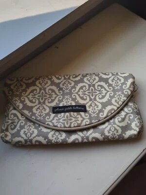 Bolso de mano convertible Petunia Pickle Bottom Change It Up Foto 1 de 4