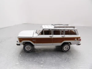 1981 JEEP WAGONEER         2015 JOHNNY LIGHTNING CLASSIC GOLD COLLECTION   1:64 - Picture 1 of 6