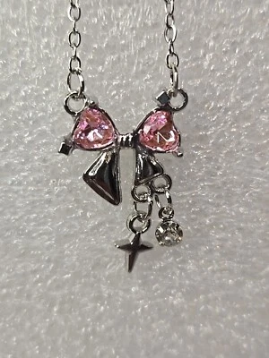 Elegante collar de lujo de aleación de plata con dijes de moño de circonita rosa Foto 1 de 4