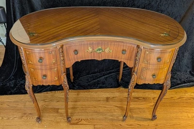 Escritorio provincial francés pintado a mano, madera satinada, forma de riñón con tapa de vidrio y silla Foto 1 de 4