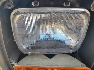 97 98 99 00 01 JEEP CHEROKEE Headlamp Assembly Right - Picture 1 of 1