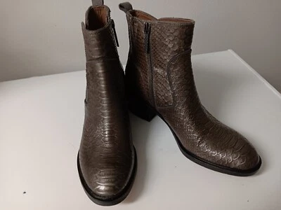 Nueva Bota Donald Pliner ERRYN Cloud Para Mujer EE. UU. 8 Cremallera Lateral Piel de Serpiente Metálica Foto 1 de 4