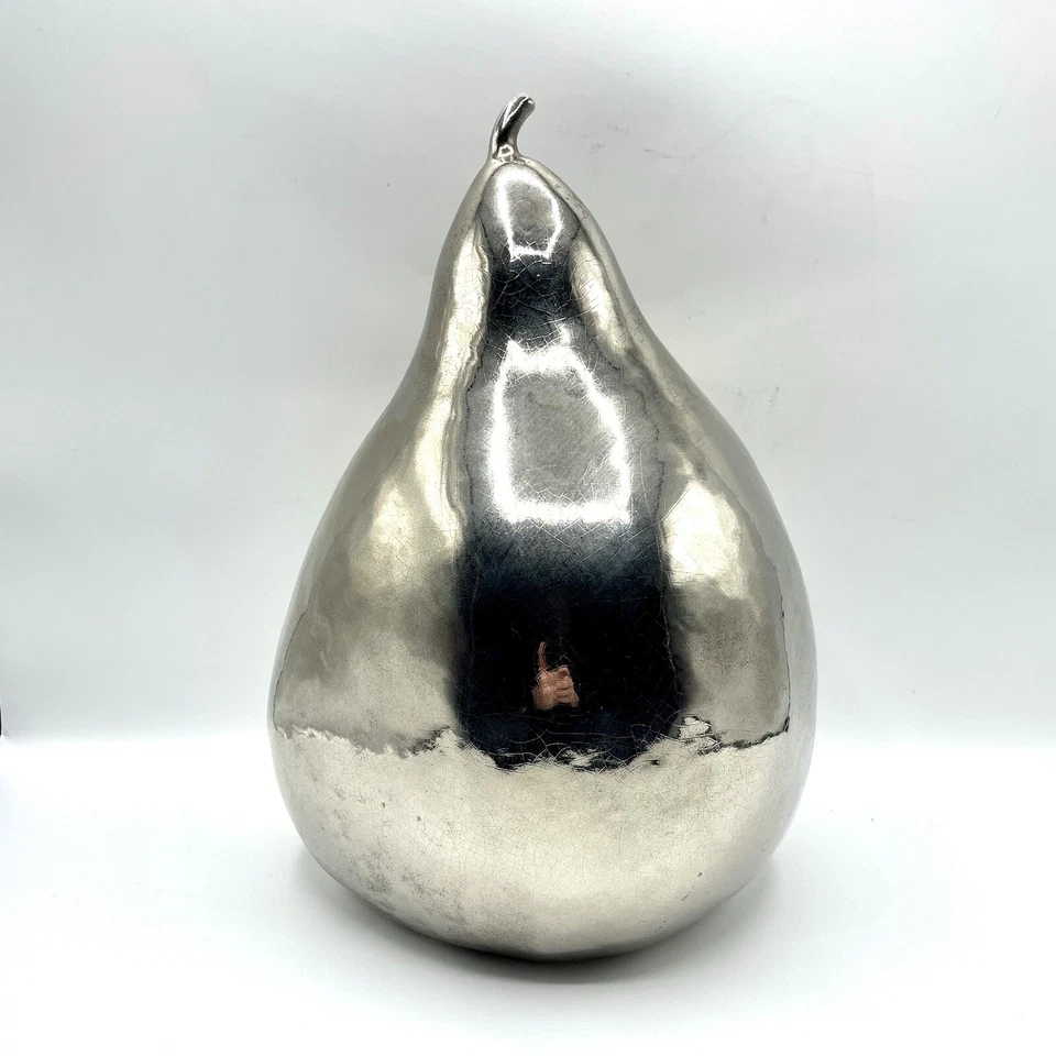 Escultura decorativa grande de pera de plata de Maxim Douglas Foto 1 de 4