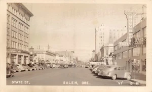 Tarjeta postal de State St Hogg Bros. de colección de autos escena callejera Salem, o de colección de los años 50 RPPC - Imagen 1 de 2