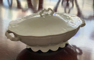 CASSERUOLA DESIGN NASTRO PIATTO CON COPERCHIO DI HOCHZOLLERN IN GERMANIA-ANTICA PORCELLANA - Foto 1 di 24