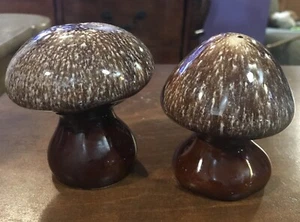 Vintage Hull USA Brown Drip Glaze Pottery Mushroom Salt & Pepper Shakers MCM - Picture 1 of 6