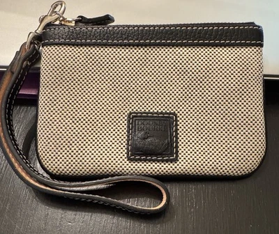 Cartera de muñeca Dooney & Bourke con ribete de cuero y lona blanca/azul marino Foto 1 de 4