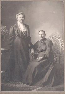 Zwei stattliche Frauen, Ivanhoe, Minnesota 1914 - Bild 1 von 2