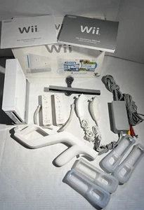 Nintendo Wii White Console RVL-001 Bundle~With Accessories - Picture 1 of 7