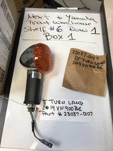 OEM 2014 KAWASAKI INTERMITENTE DELANTERO IZQUIERDO INDICADOR LUZ 23037-0107 VN900 BE - Imagen 1 de 10