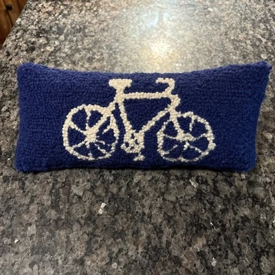 Almohada decorativa de lana enganchada para bicicleta 12"x5" espalda de terciopelo azul real Foto 1 de 3