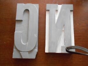 2 lettres de typographie ancienne en bois