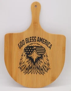 GOD BLESS AMERICA EAGLE STARS STRISCE INCISE AL LASER PIZZA PADDLE - Foto 1 di 2