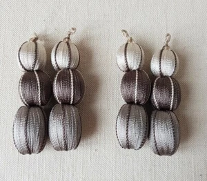 WELL TRIMMINGS 2 PAIRS SUITE 3 BEADS GREY/BLACK/WHITE REF 21.3PGNB - Picture 1 of 3