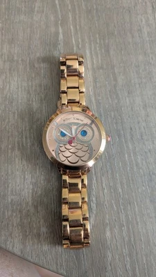 Reloj de Cuarzo Betsey Johnson Mujer Tono Oro Rosa Búho Japón Batería Nueva Funciona Foto 1 de 4