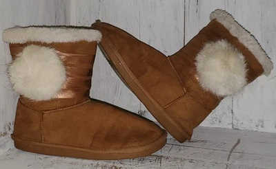 Botas Justice Tostadas Marrón Claro Marfil Imitación Piel de Oveja Pom Pom 6 o 4 Niñas *W24 Foto 1 de 4