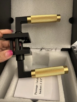 Manija de puerta de pasillo y armario modelo EH Geneva de latón macizo, paso mate Foto 1 de 4