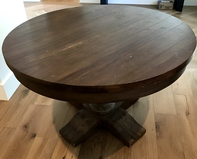 Mesa de comedor redonda con pedestal Brown Priory 48" Foto 1 de 4