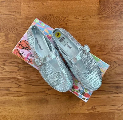 Jeffrey Campbell Mary Jane Shelly Planos Plateados Cuero Perforado Hebilla 6 Nuevo en Caja Foto 1 de 4