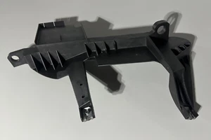 2004-2010 BMW E83 X3 Left Driver Side Headlight Support Bracket Mount 1301073024 - Imagen 1 de 8