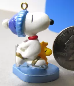 Hallmark Miniaturornament 2001 WINTERSPASS mit SNOOPY - Bild 1 von 12