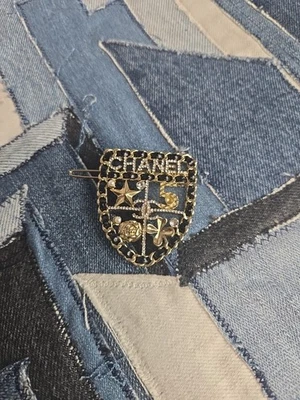 Pinza para el cabello con perlas de diamantes de imitación de diseñador dorado con pasador  Foto 1 de 4