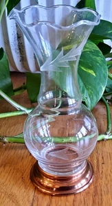 Jarrón pequeño vintage de vidrio grabado con parte inferior de cobre con volantes - Imagen 1 de 8