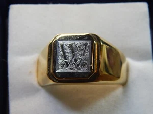 Monogramma Uomo Acciaio Inox, Tono Oro, Floreale Lettera "W", Misura 13, 14 grammi - Foto 1 di 17