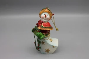 Snowman Lady Holiday Resin Christmas Ornament with Metal Wreath - Bild 1 von 4