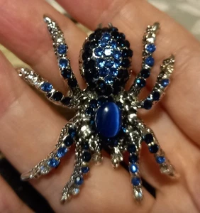 Spider BROOCH Sparkly CRYSTAL Opalescent BLUE Silver Colour BLACK Fab HALLOWEEN - Picture 1 of 21