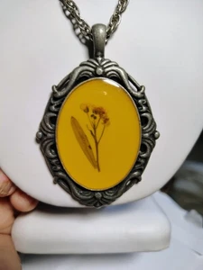 "Collar colgante de flores prensadas de colección con marco de resina ovalado tono estaño cadena de cuerda de 24""" - Imagen 1 de 19
