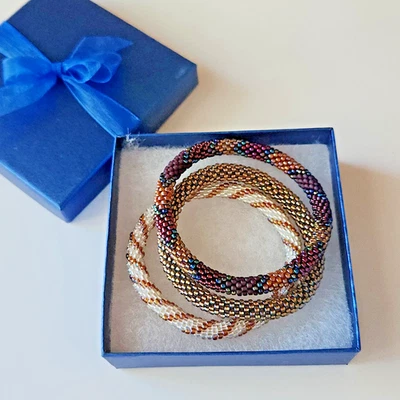 "Juego clásico de neutros: 3 pulseras de cuentas de semillas marfil, marrón y dorado - talla 6""" Foto 1 de 3