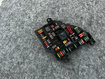 MÓDULO RELÉ CAJA FUSIBLES MALETERO BMW M6 650I F10 M5 F06 (2013-2017) OEM Foto 1 de 3