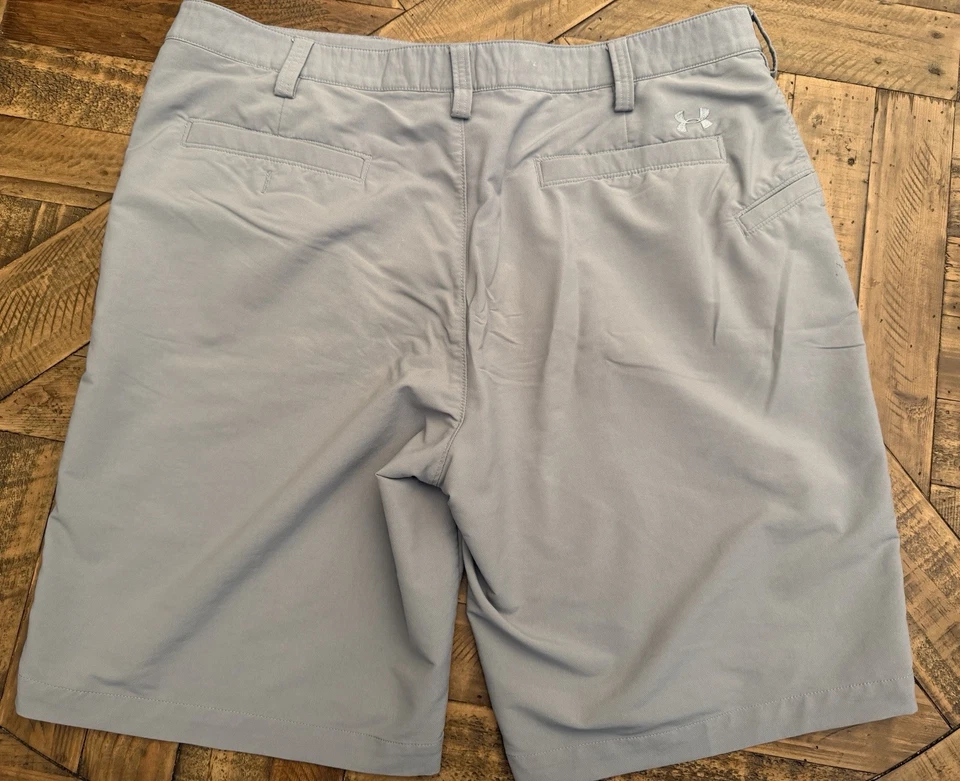 Pantalones cortos de golf Under Armour sueltos Heat Gear para hombre gris claro elásticos talla 40 Foto 1 de 4