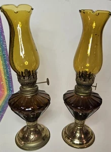 Antike Braunglas Öllampen 2er Set sie sind 10 Zoll hoch mit Metall Messingsockeln - Bild 1 von 13