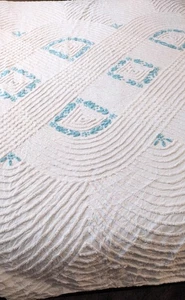 Colcha de chenilla vintage blanca turquesa 98” X 78” queen peso medio completo - Imagen 1 de 4