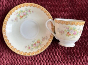 Vintage Mini Porzellan Teetasse & Untertasse, aus dem besetzten Japan, Blumen & Goldrand - Bild 1 von 4