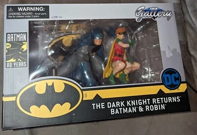 DC Gallery Batman & Robin Carrie Kelly Dark Knight Returns Deluxe Diorama Estatua Foto 1 de 4