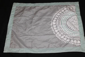 Almohada Room Essentials Simulada Gris Agua Blanca Std Queen Nueva con etiquetas #064 - Imagen 1 de 4