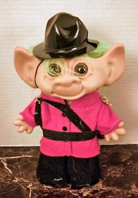 De colección NUEVO Muñeca Troll 8" Grande Wishnik Uneeda 1991 Muñeca Troll Soldier Mountie✨ Foto 1 de 4