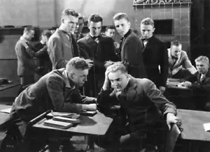ALL QUIET ON THE WESTERN FRONT ORIGINAL MOVIE 8X10" PHOTO * LEW AYRES - Picture 1 of 2