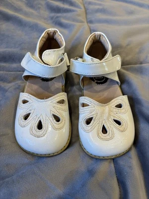 Livie and Luca Baby Girls Patent Leather White Petals Shoes sz 9 - Image 1 of 4