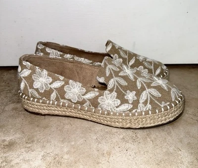 Alpargatas Joie Plataforma Mujer 7.5 Sin Cordones Bordados Florales Zapatos Neutros Foto 1 de 4