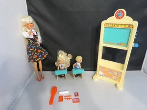 Barbie Set Insegnante Con Studenti E Accessori Vintage Mattel 1995 - Foto 1 di 7