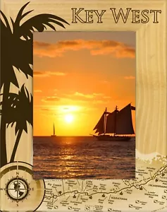 Key West Florida con mapa grabado láser marco de madera retrato (5 x 7) - Imagen 1 de 2