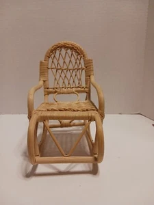 Piccola sedia per bambola a dondolo in vimini/canna Barbie o taglia successiva vintage - Foto 1 di 5