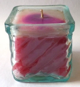 Vela de cera multicolor en tarro cuadrado de vidrio verde translúcido (c) - Imagen 1 de 6